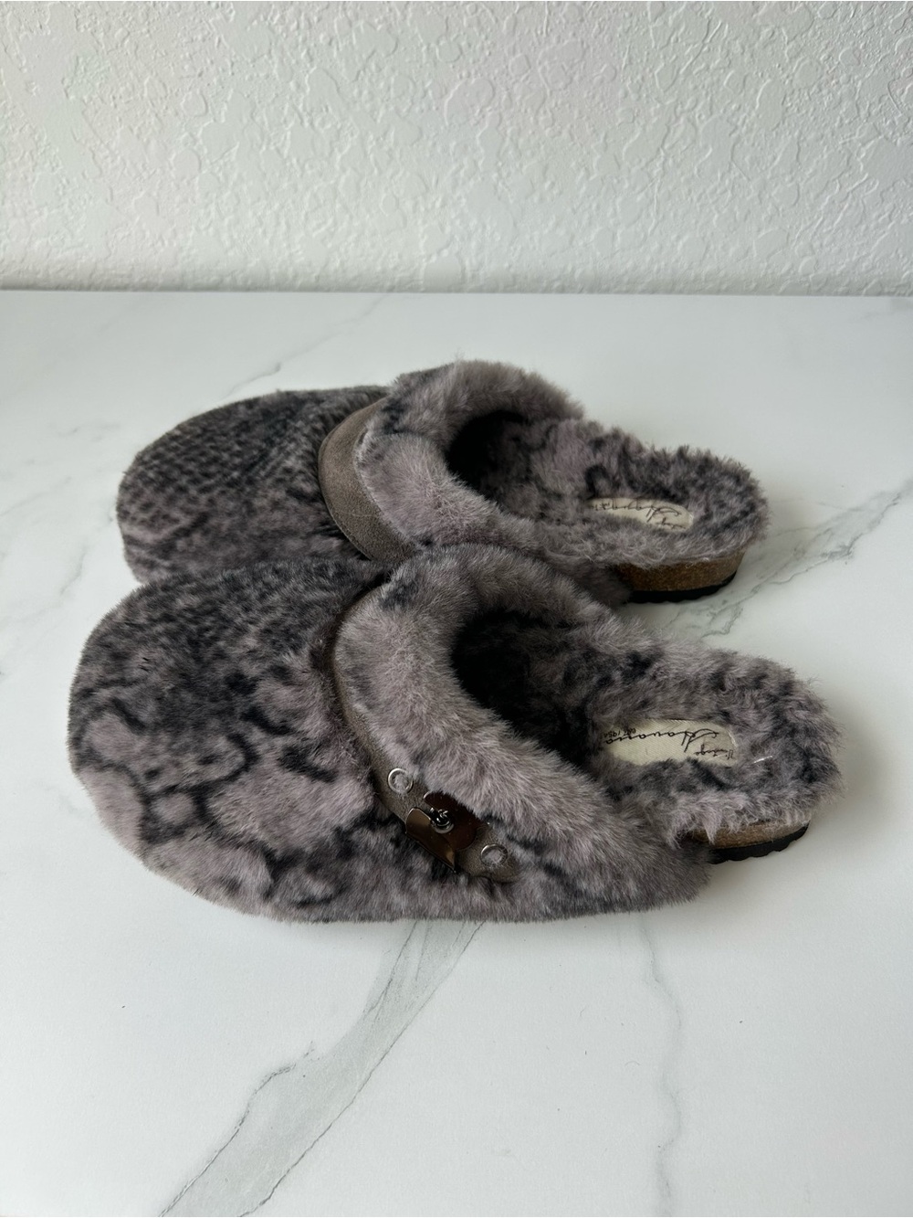 Vintage Havana Gray Faux Fur Slip-On Slippers